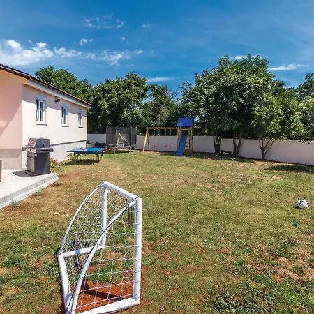 Cozy In Pula With Outdoor Swimming Pool * Šišan