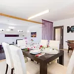 Luxurious In بولا