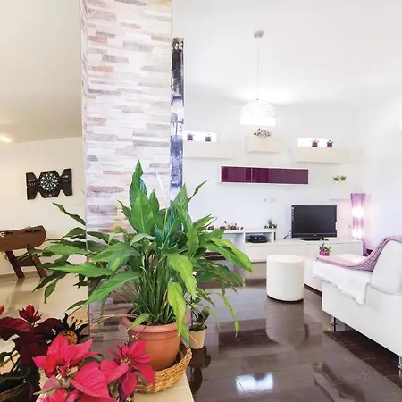 Cozy Home In Pula With Outdoor Swimming Pool * Sisan