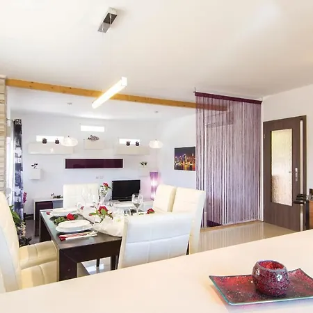 Cozy Home In Pula With Outdoor Swimming Pool * Sisan