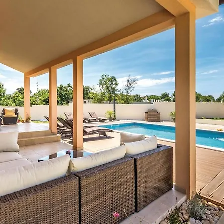 Luxurious In Pola