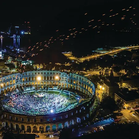 펜션 3 Bedroom Pet Friendly In Pula