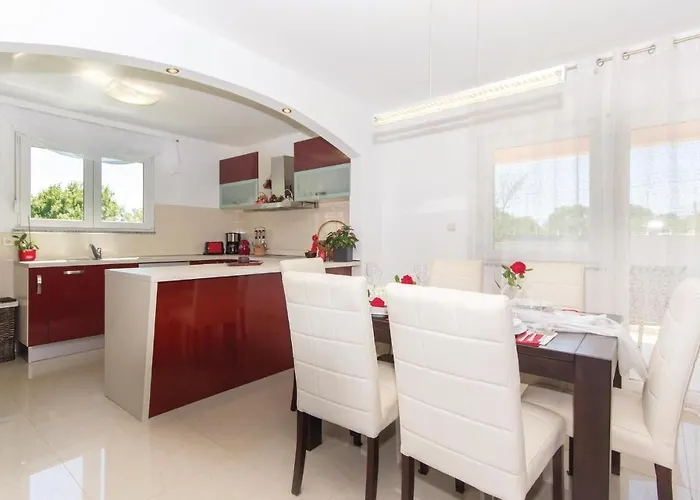 펜션 3 Bedroom Pet Friendly In Pula 풀라