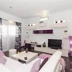 3 Bedroom Pet Friendly In *